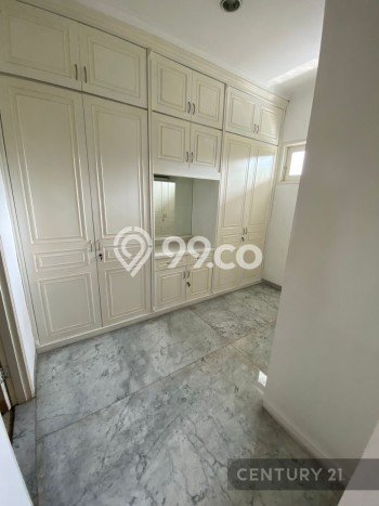 Rumah Kondisi Baik Disewakan di Pondok Indah, Jakarta Selatan LT 482m2, LB 345m2 Rumah Kondisi Baik Disewakan di Pondok Indah, Jakarta Selatan LT 482m2, LB 345m2