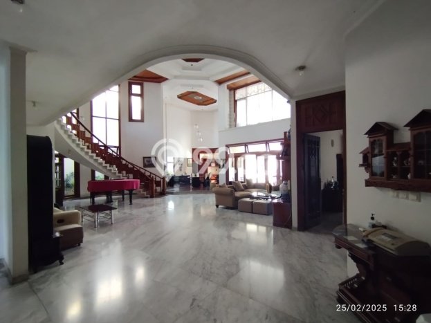 Dijual Rumah Premium dengan Fasilitas Sekitar Komplit di Dukuh Pakis, Surabaya Dijual Rumah Premium dengan Fasilitas Sekitar Komplit di Dukuh Pakis, Surabaya