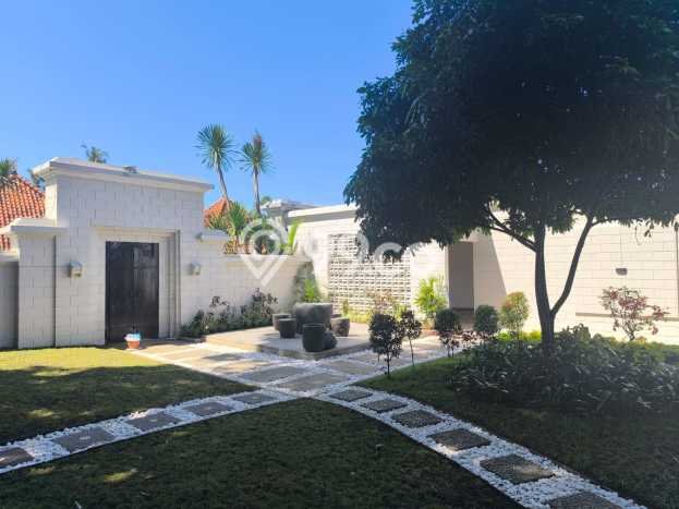 DIJUAL! Vila di , Area 682m2m², Akses ke Pusat Kota DIJUAL! Vila di , Area 682m2m², Akses ke Pusat Kota