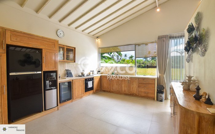 Dijual! Vila Kawasan , Luas 240m2m², Posisi Premium Dijual! Vila Kawasan , Luas 240m2m², Posisi Premium
