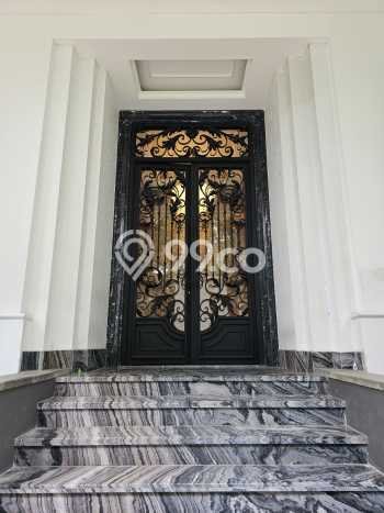 Rumah Elit Modern Tanpa Renovasi di Pondok Indah Jakarta Selatan Rumah Elit Modern Tanpa Renovasi di Pondok Indah Jakarta Selatan