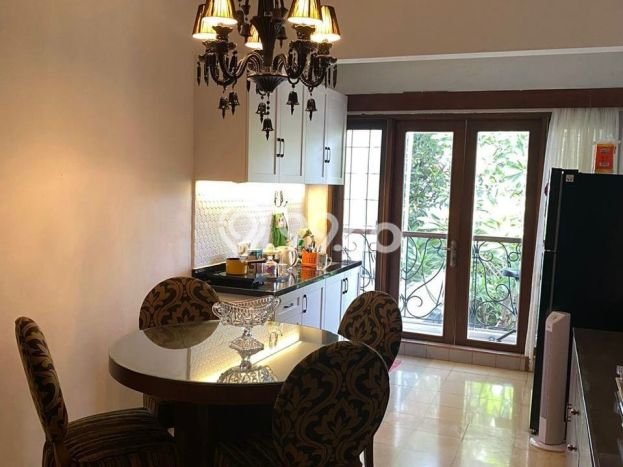 Siap Huni Rumah Mewah 6 Kamar di Kebayoran Baru Dekat ke Mana Pun Siap Huni Rumah Mewah 6 Kamar di Kebayoran Baru Dekat ke Mana Pun