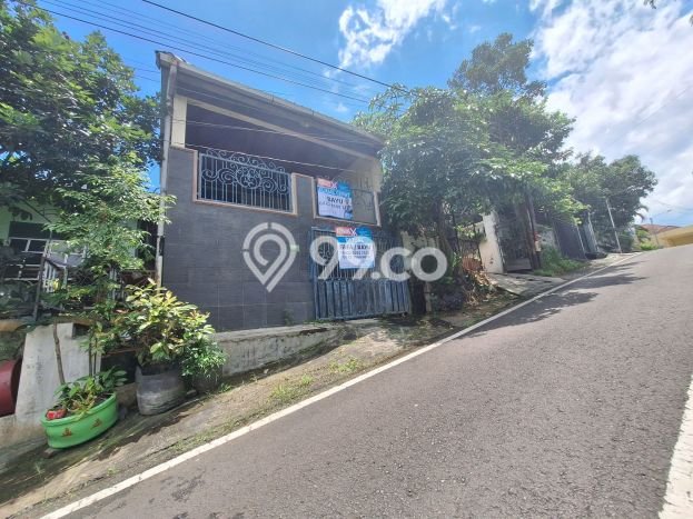 Rumah Luas Asri 3 KT Siap Huni di Manyar Surabaya Rumah Luas Asri 3 KT Siap Huni di Manyar Surabaya