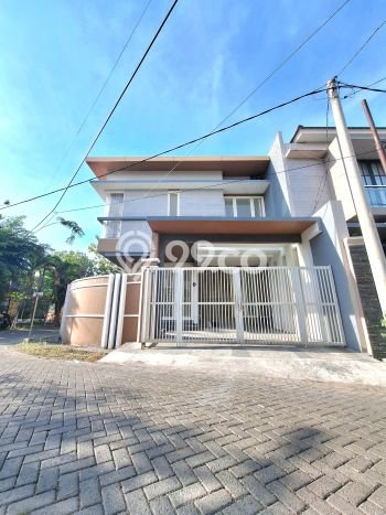 Rumah Mewah LB 210m2 Siap Pakai Desain Elegan di Mulyosari, Surabaya Rumah Mewah LB 210m2 Siap Pakai Desain Elegan di Mulyosari, Surabaya