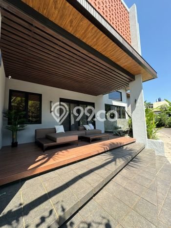 Rumah Minimalis di Kota Baru Parahyangan, Bandung, LT 245m² LB 300m² Rumah Minimalis di Kota Baru Parahyangan, Bandung, LT 245m² LB 300m²