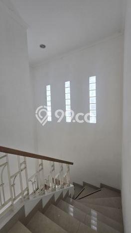 Rumah sewa siap pakai 4 Kamar Tidur di BSD Puspita Loka, Tangerang Rumah sewa siap pakai 4 Kamar Tidur di BSD Puspita Loka, Tangerang