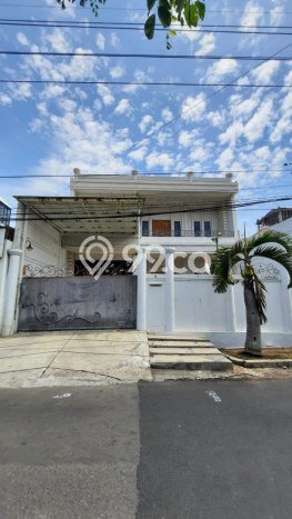 Rumah Elit LB 500m2 Siap Huni Desain Elegan di Manyar, Surabaya Rumah Elit LB 500m2 Siap Huni Desain Elegan di Manyar, Surabaya