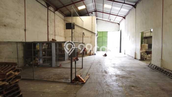 AREA PREMIUM! Gudang Kawasan Gedangan, Luas 396m2m², Kawasan Komersial AREA PREMIUM! Gudang Kawasan Gedangan, Luas 396m2m², Kawasan Komersial
