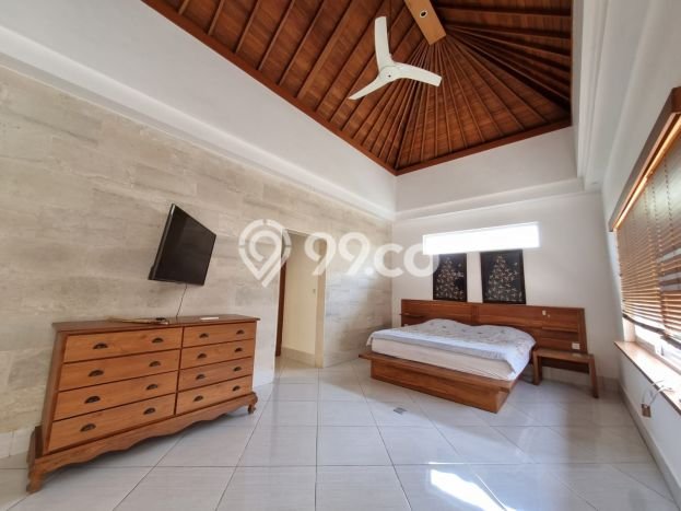 RARE UNIT! Rumah di Legian, 3 KT, View Indah, Luas 450m² Bangunan 300m² RARE UNIT! Rumah di Legian, 3 KT, View Indah, Luas 450m² Bangunan 300m²