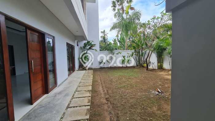 Ready to Use! Premium House LT 256m2 Desain Elegan di Sunset Road Ready to Use! Premium House LT 256m2 Desain Elegan di Sunset Road