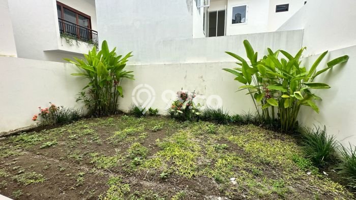 Rumah di Seminyak, 3 KT, Pemandangan Kota, LT 120m² LB 105m² Rumah di Seminyak, 3 KT, Pemandangan Kota, LT 120m² LB 105m²