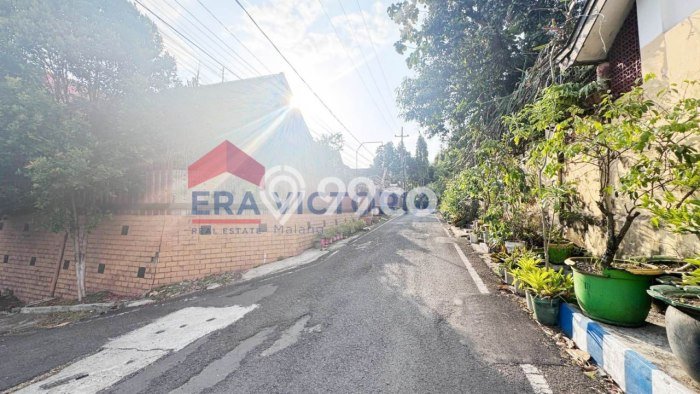 For Sale Rumah 6 Kamar Lokasi Ideal Bagus dan Strategis di Klojen For Sale Rumah 6 Kamar Lokasi Ideal Bagus dan Strategis di Klojen