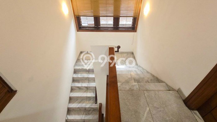 Ready to Use! Premium House LT 299m2 Desain Elegan di Kuningan Ready to Use! Premium House LT 299m2 Desain Elegan di Kuningan
