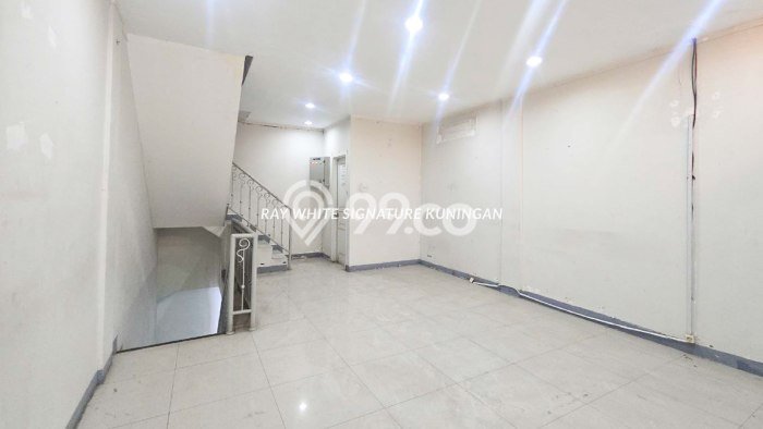 Gudang Dijual Lokasi Emas di Mampang Prapatan Luas 270m2 Gudang Dijual Lokasi Emas di Mampang Prapatan Luas 270m2