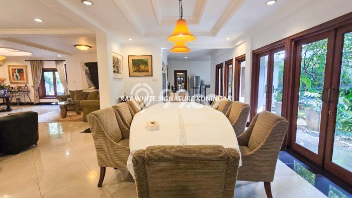 Rumah Elit Modern Tanpa Renovasi di Senayan Jakarta Selatan Rumah Elit Modern Tanpa Renovasi di Senayan Jakarta Selatan
