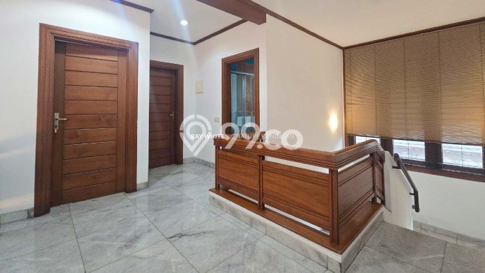 Ready to Use! Premium House LT 299m2 Desain Elegan di Kuningan Ready to Use! Premium House LT 299m2 Desain Elegan di Kuningan
