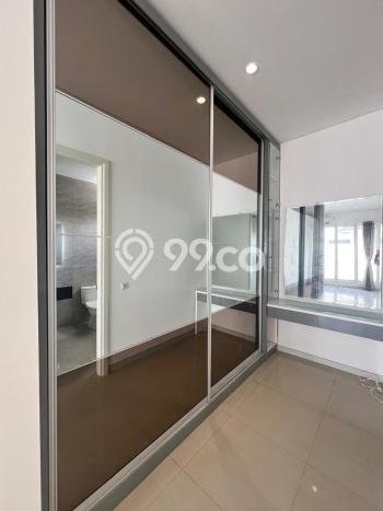 NEW LISTING! Rumah Strategis area , Luas 180m2m² Bangunan 300m2m² NEW LISTING! Rumah Strategis area , Luas 180m2m² Bangunan 300m2m²