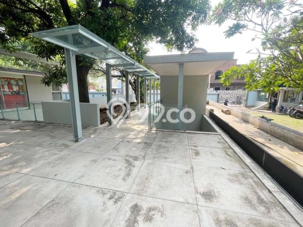Unit Komersial Dijual di Jakarta Selatan LT 1674m2 & LB 1600m2 Unit Komersial Dijual di Jakarta Selatan LT 1674m2 & LB 1600m2