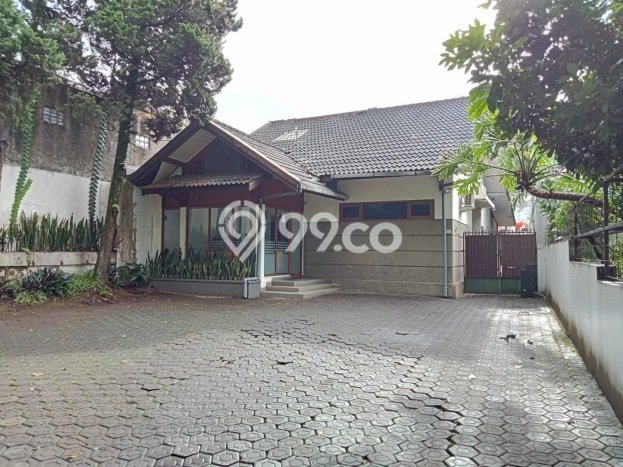 Rumah Nyaman dengan Luas Tanah 713m² dan Luas Bangunan 350m² di Kawasan Pasteur, Bandung Rumah Nyaman dengan Luas Tanah 713m² dan Luas Bangunan 350m² di Kawasan Pasteur, Bandung