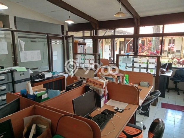 Rumah Nyaman dengan Luas Tanah 713m² dan Luas Bangunan 350m² di Kawasan Pasteur, Bandung Rumah Nyaman dengan Luas Tanah 713m² dan Luas Bangunan 350m² di Kawasan Pasteur, Bandung