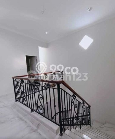 Rumah Elit Modern Tanpa Renovasi di Joglo Jakarta Barat Rumah Elit Modern Tanpa Renovasi di Joglo Jakarta Barat