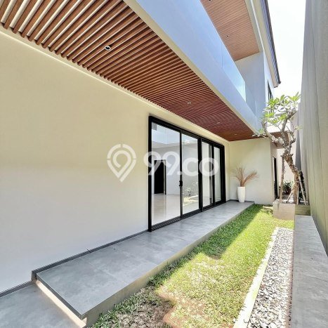 Rumah Luxury Modern Tanpa Renovasi di Citraland Surabaya Rumah Luxury Modern Tanpa Renovasi di Citraland Surabaya