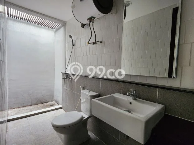 Rumah di Summarecon Bandung, 2 KM, Lingkungan Asri, Luas 162m2m² Bangunan 181m2m² Rumah di Summarecon Bandung, 2 KM, Lingkungan Asri, Luas 162m2m² Bangunan 181m2m²