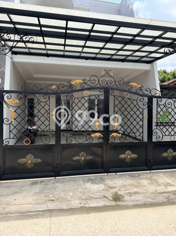 For Sale Rumah 5 Kamar Lokasi Ideal Nyaman dan Strategis di Limo For Sale Rumah 5 Kamar Lokasi Ideal Nyaman dan Strategis di Limo