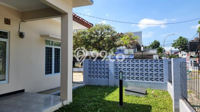 Rumah di Antapani, 2 KT, Konsep Modern, LT 393m2m² LB 70m2m² Rumah di Antapani, 2 KT, Konsep Modern, LT 393m2m² LB 70m2m²