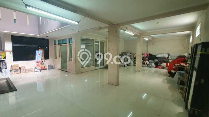 Rumah Elit LB 500m2 Siap Pakai Desain Elegan di Taman Holis Indah, Bandung Rumah Elit LB 500m2 Siap Pakai Desain Elegan di Taman Holis Indah, Bandung