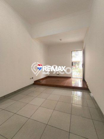 Ready to Use! Luxury House LT 310m2 Desain Elegan di Kemang Pratama Ready to Use! Luxury House LT 310m2 Desain Elegan di Kemang Pratama