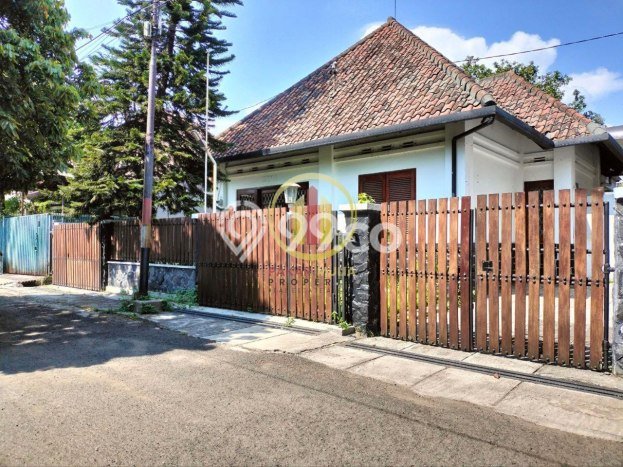 Rumah Elit Modern Tanpa Renovasi di Supratman Bandung Rumah Elit Modern Tanpa Renovasi di Supratman Bandung
