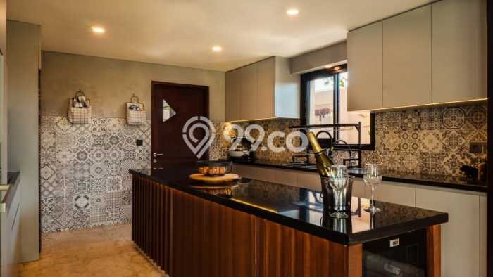 Rumah Elit LB 400m2 Siap Pakai Desain Elegan di Kerobokan, Badung Rumah Elit LB 400m2 Siap Pakai Desain Elegan di Kerobokan, Badung