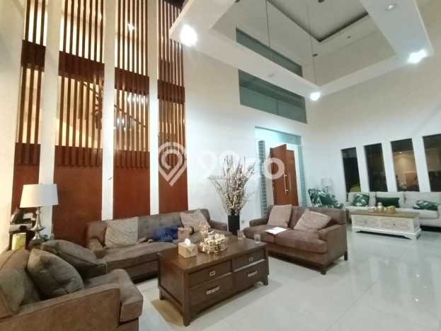 Rumah Mewah LB 415m2 Siap Huni Desain Elegan di Singgasana, Bandung Rumah Mewah LB 415m2 Siap Huni Desain Elegan di Singgasana, Bandung