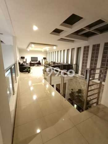 Rumah Mewah LB 415m2 Siap Huni Desain Elegan di Singgasana, Bandung Rumah Mewah LB 415m2 Siap Huni Desain Elegan di Singgasana, Bandung