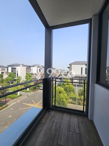 Dijual Rumah Luas Megah Dengan View Eksklusif di Gading Serpong, Tangerang Dijual Rumah Luas Megah Dengan View Eksklusif di Gading Serpong, Tangerang