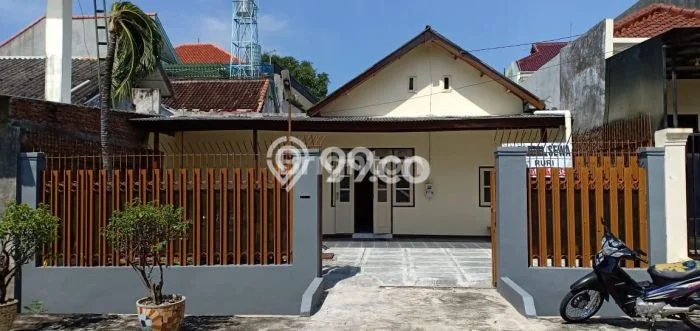 Rumah Asri area Halmahera, 1 KM, Luas 240m² Bangunan 150m² Rumah Asri area Halmahera, 1 KM, Luas 240m² Bangunan 150m²