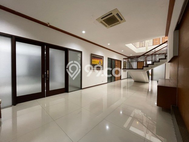 Komersial di Menteng, Luas 761m², Mainroad, Area Ramai Komersial di Menteng, Luas 761m², Mainroad, Area Ramai
