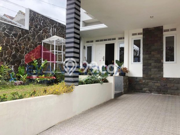 Hunian Cantik Modern Lb 228m2 di Batu, Batu Hunian Cantik Modern Lb 228m2 di Batu, Batu