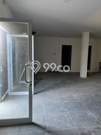 Unit Ruko disewakan di Karawaci Tangerang dengan LT 450m2 / LB 390m2 Unit Ruko disewakan di Karawaci Tangerang dengan LT 450m2 / LB 390m2