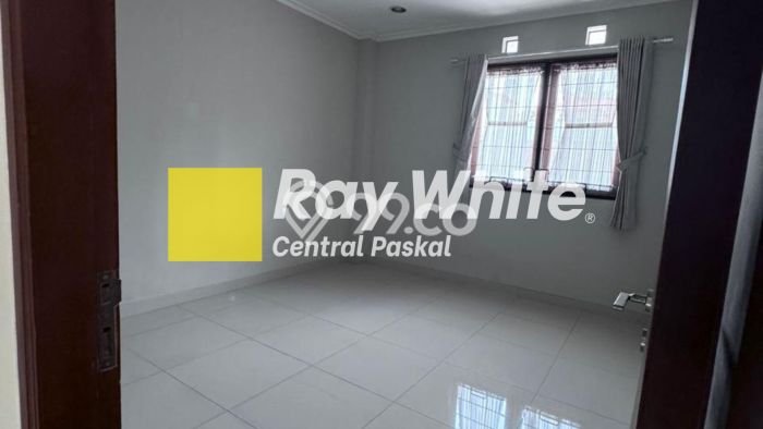 Disewakan Rumah Murah di Setra Duta Bandung dengan 6 KT Disewakan Rumah Murah di Setra Duta Bandung dengan 6 KT