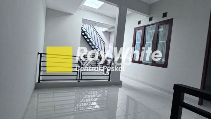 Disewakan Rumah Murah di Setra Duta Bandung dengan 6 KT Disewakan Rumah Murah di Setra Duta Bandung dengan 6 KT