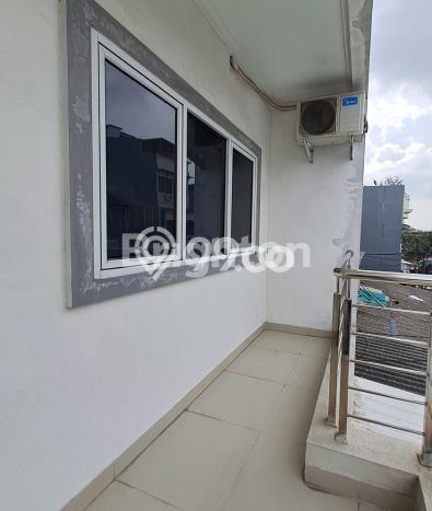 Rumah Mewah LB 202m2 Siap Huni Desain Elegan di Jelambar, Jakarta Barat Rumah Mewah LB 202m2 Siap Huni Desain Elegan di Jelambar, Jakarta Barat