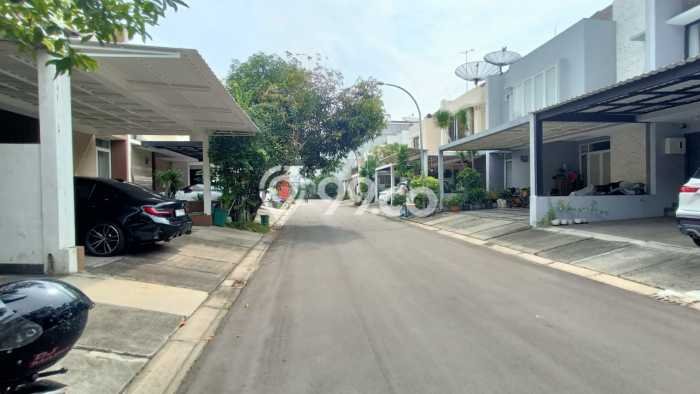 Rumah Mewah dengan 5 Kamar Tidur di Lingkungan Asri Kelapa Gading, Jakarta Utara Rumah Mewah dengan 5 Kamar Tidur di Lingkungan Asri Kelapa Gading, Jakarta Utara