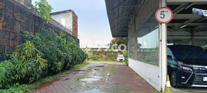 Unit Komersial Paling Strategis di Serpong Tangerang Selatan dengan LB 900m2 Unit Komersial Paling Strategis di Serpong Tangerang Selatan dengan LB 900m2