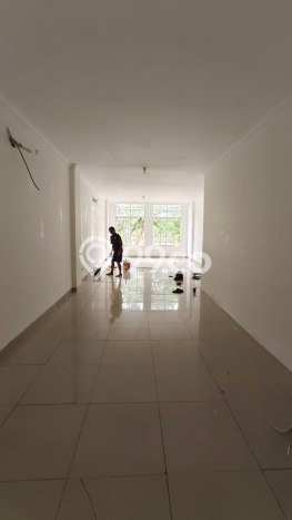 Unit Ruko disewakan di Cipondoh Tangerang dengan LT 67m2 / LB 270m2 Unit Ruko disewakan di Cipondoh Tangerang dengan LT 67m2 / LB 270m2