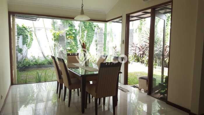 Disewakan! Rumah 3 Kamar Tidur &
3 Kamar Mandi di Kemang, Jakarta Selatan Disewakan! Rumah 3 Kamar Tidur &
3 Kamar Mandi di Kemang, Jakarta Selatan