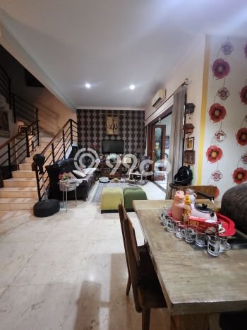 Rumah LT 184m² / LB 230m² di Lokasi Kebayoran Lama, Jakarta Selatan Rumah LT 184m² / LB 230m² di Lokasi Kebayoran Lama, Jakarta Selatan