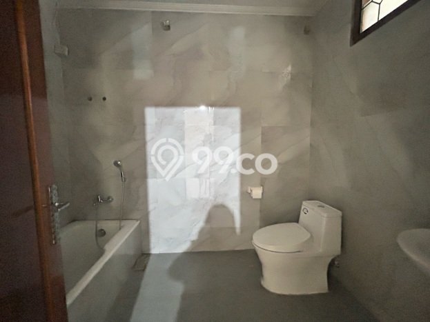 Rumah di Raffles Hills, Dekat Pusat Kota, 4 KT, LT 200m² LB 250m² Rumah di Raffles Hills, Dekat Pusat Kota, 4 KT, LT 200m² LB 250m²