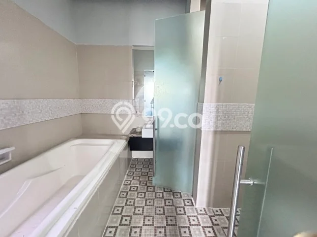 Hunian Mewah LB 500m2 Siap Pakai Desain Elegan di Raffles Hills, Jakarta Timur Hunian Mewah LB 500m2 Siap Pakai Desain Elegan di Raffles Hills, Jakarta Timur